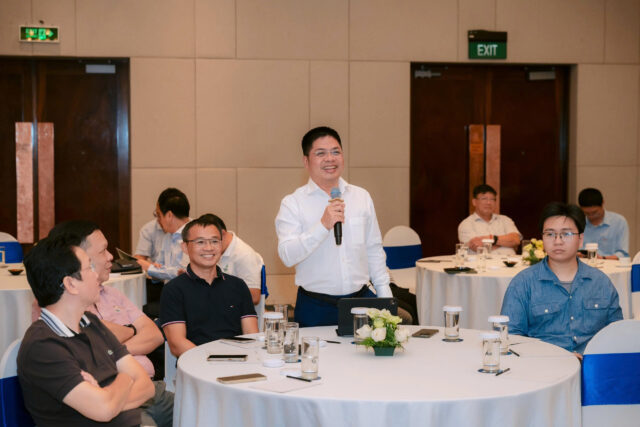 Representatives from Vietnam National Refining and Petrochemical Corporation participated in the in-depth discussion session at the event. 