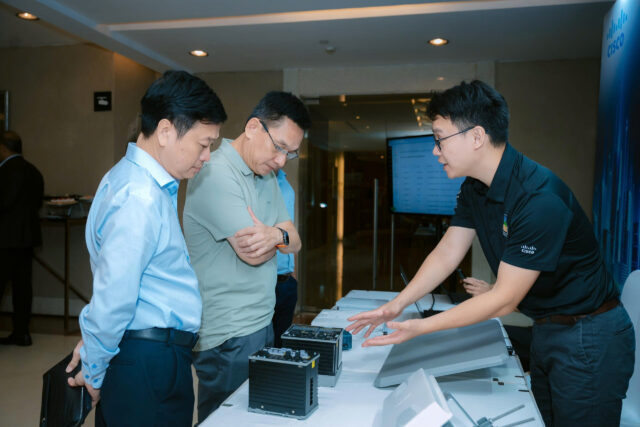 Representatives from Petrovietnam’s member units visited the product and solution exhibition area at the seminar. 