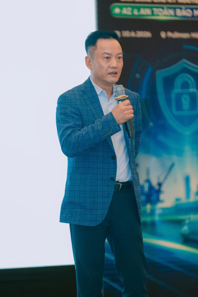 Mr. Nguyen Nhu Dung, General Director of Cisco Vietnam, delivers the opening remarks at the seminar. 